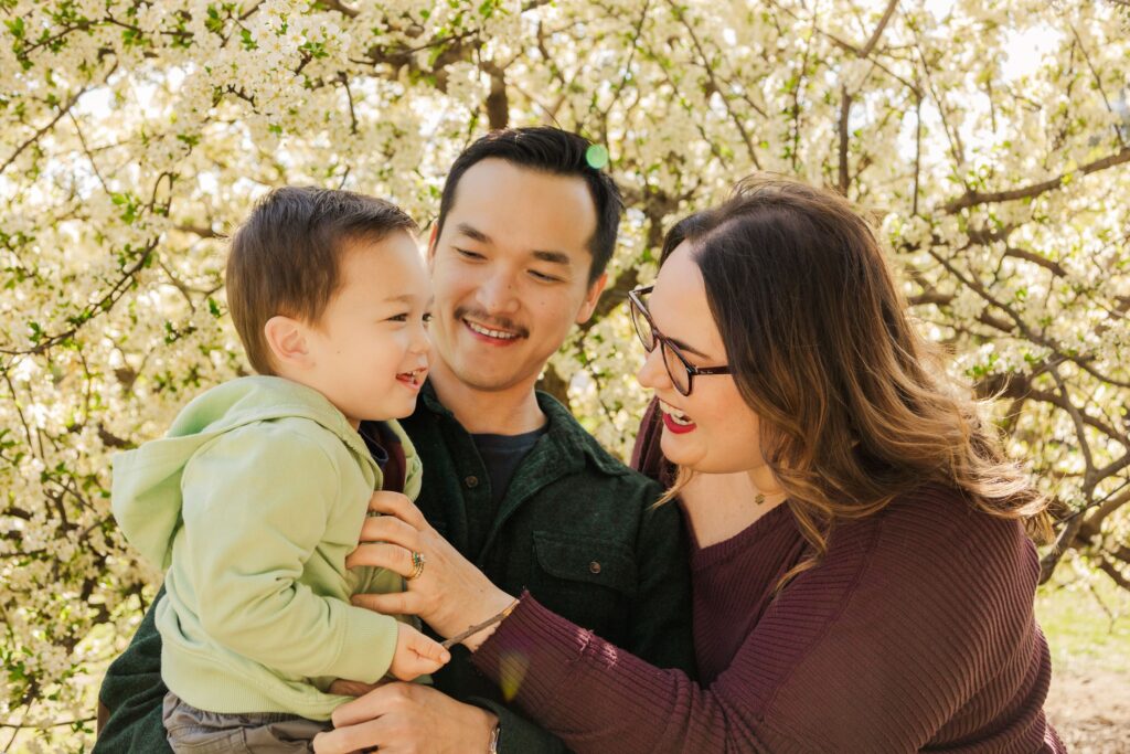 Omaha spring mini session for family photography at OPPD Arboretum.