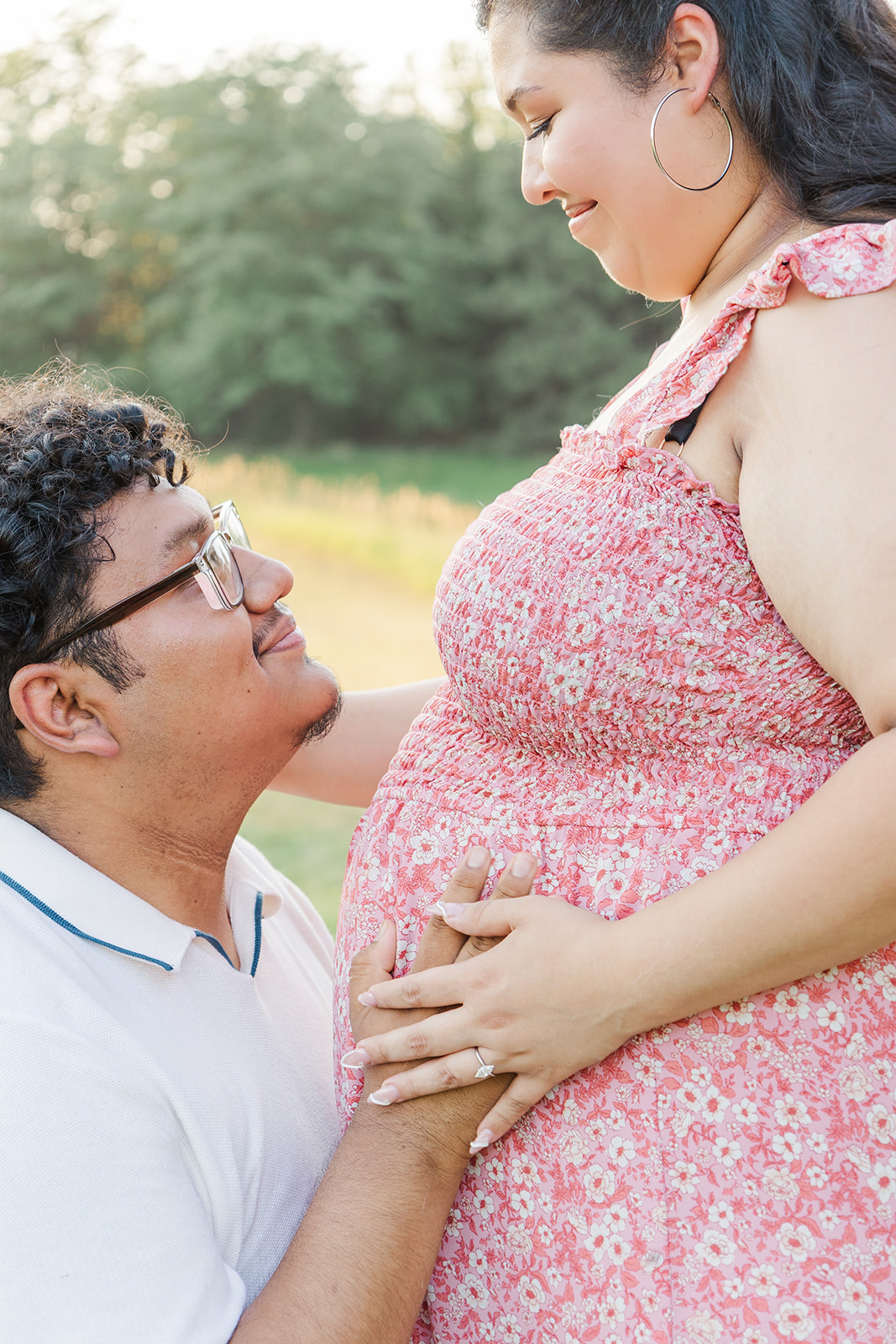 A spring pregnancy photo session at Chalco Hills Recreation area with expecting parents and their pets.
