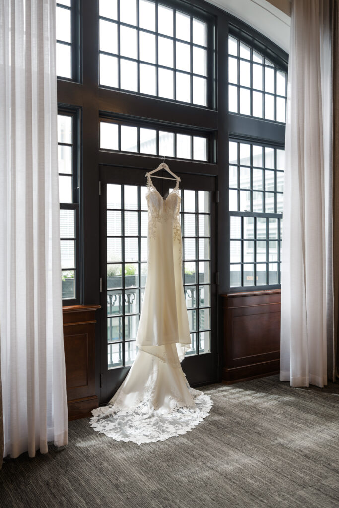 Stephanie and Kristian's Downtown Des Moines Wedding at The Tea Room and Greater Des Moines Botanical Garden_Claire Katan Creative Wedding Photography