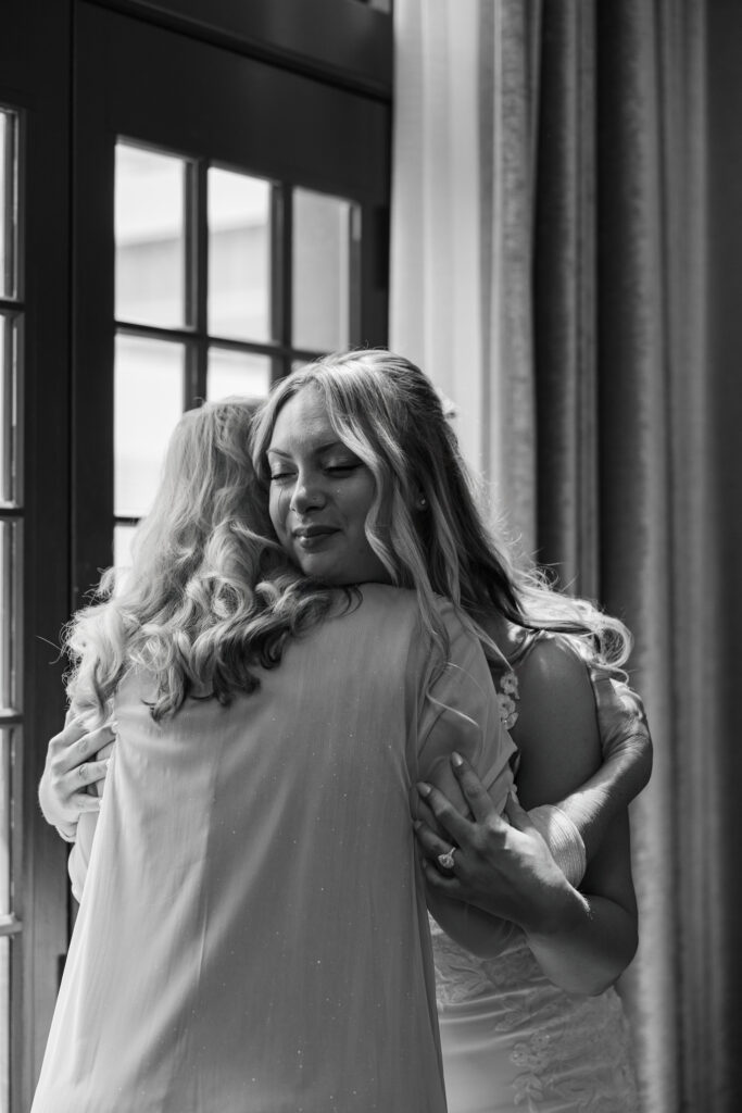 Stephanie and Kristian's Downtown Des Moines Wedding at The Tea Room and Greater Des Moines Botanical Garden_Claire Katan Creative Wedding Photography