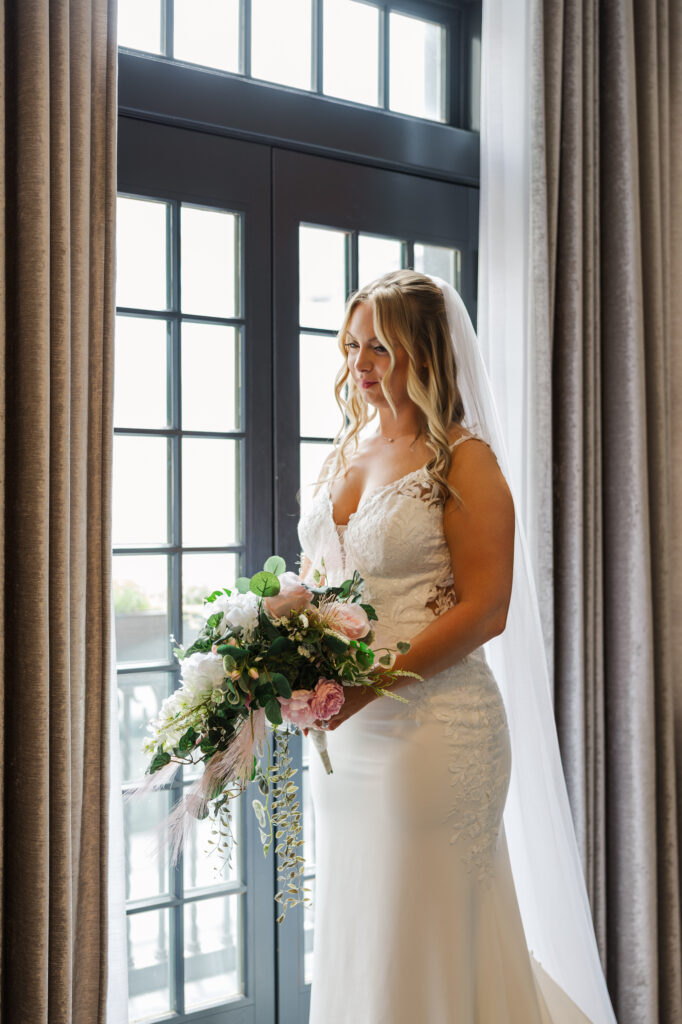 Stephanie and Kristian's Downtown Des Moines Wedding at The Tea Room and Greater Des Moines Botanical Garden_Claire Katan Creative Wedding Photography