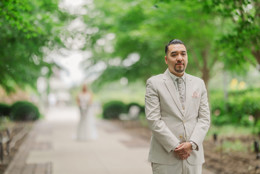 Stephanie and Kristian's Downtown Des Moines Wedding at The Tea Room and Greater Des Moines Botanical Garden_Claire Katan Creative Wedding Photography