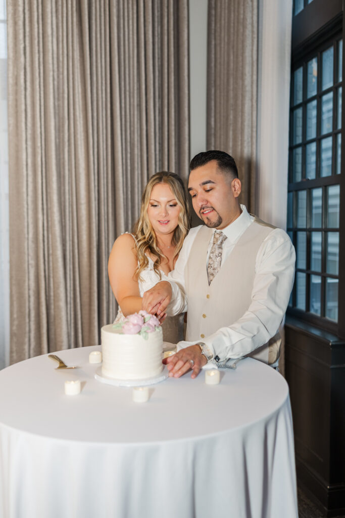 Stephanie and Kristian's Downtown Des Moines Wedding at The Tea Room and Greater Des Moines Botanical Garden_Claire Katan Creative Wedding Photography